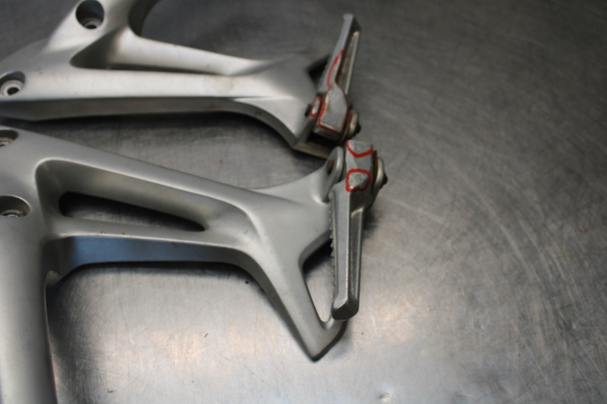 06-07 HONDA INTERCEPTOR 800 VFR800 REAR BACK PASSENGER PEG SET PAIR BB917