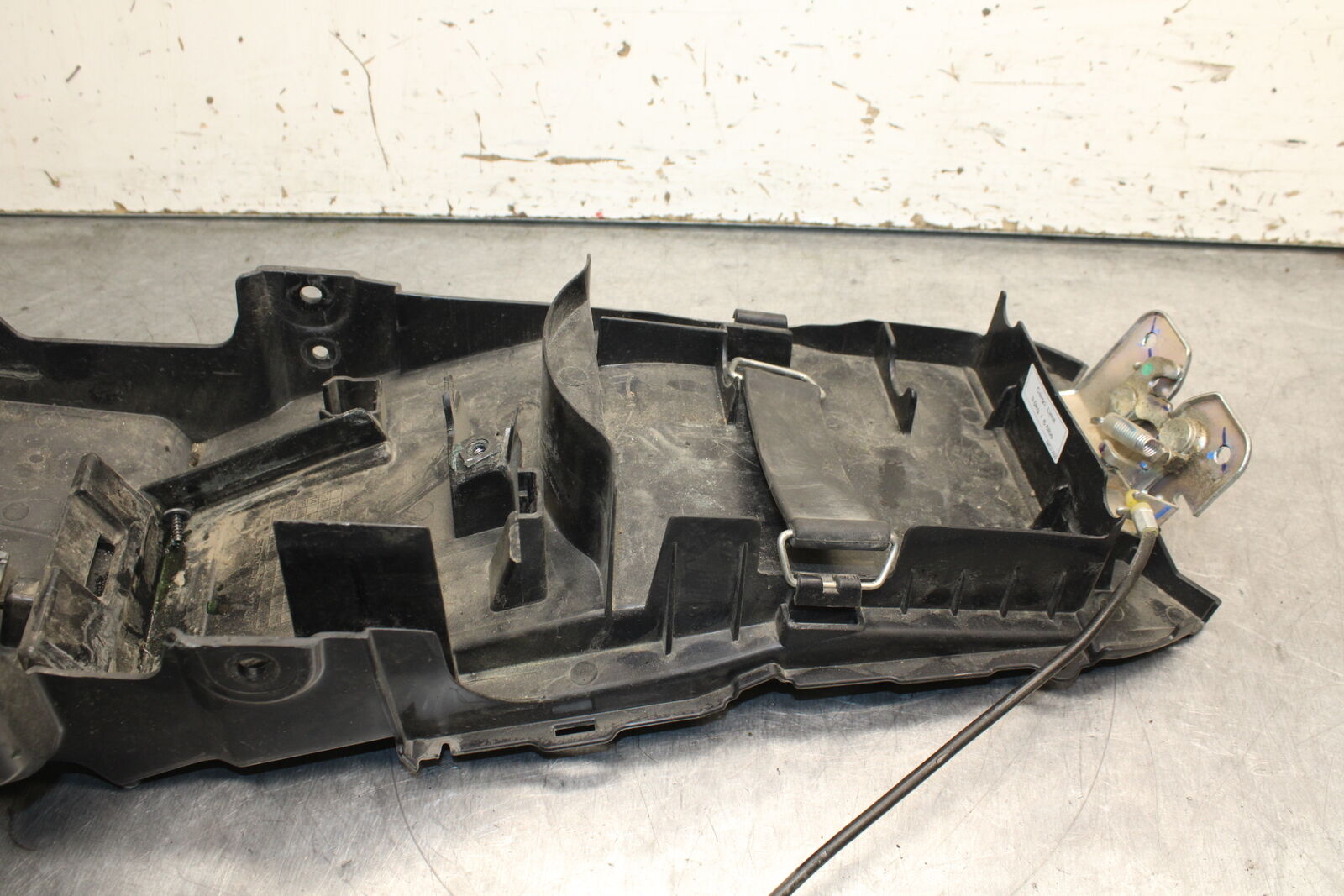 15-16 HONDA CB300F REAR BACK TAIL UNDERTAIL BATTERY TRAY PLASTIC BB740