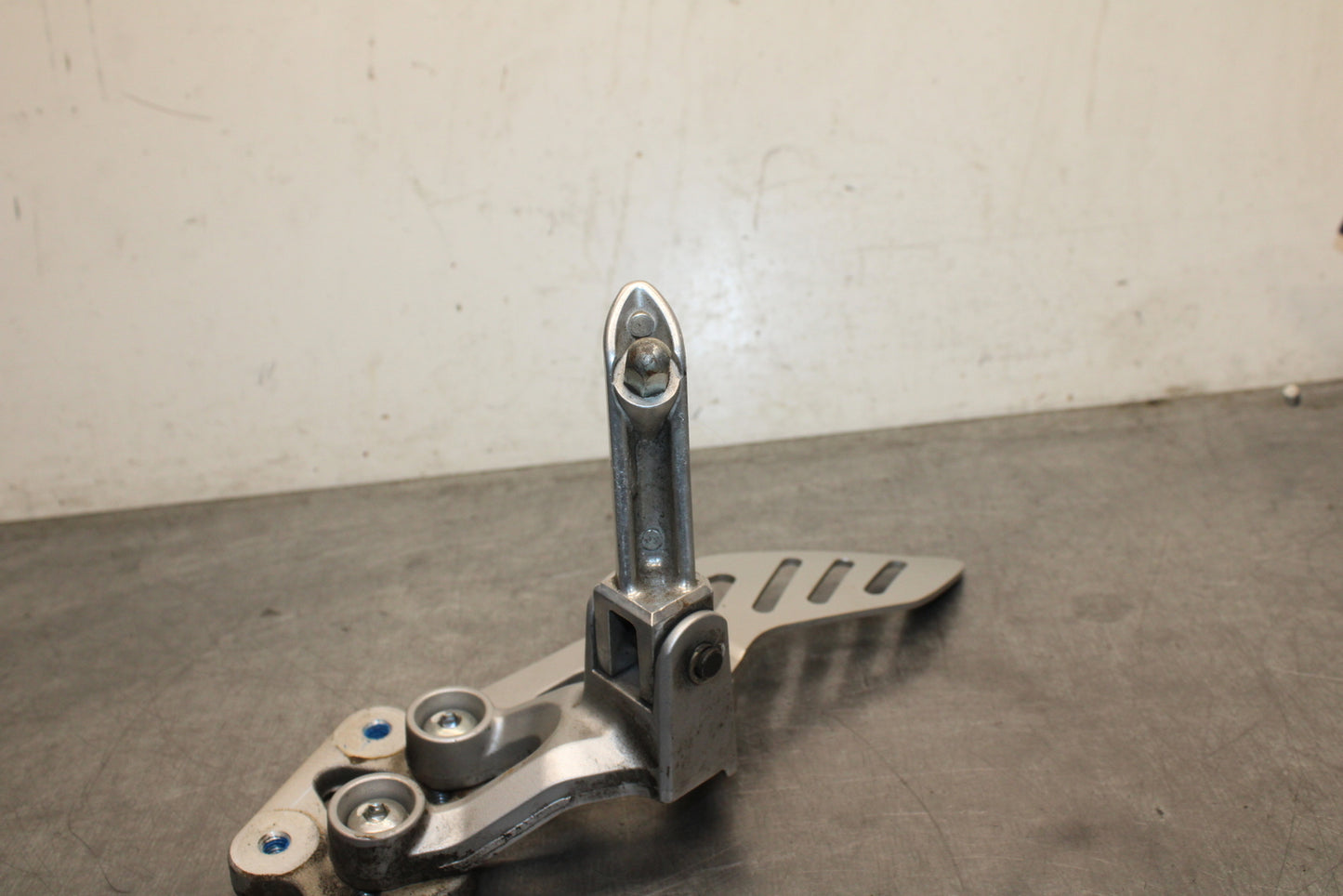 09 SUZUKI GSXR600 LEFT REARSET REAR SET DRIVER FOOT PEG REST STOP BB759