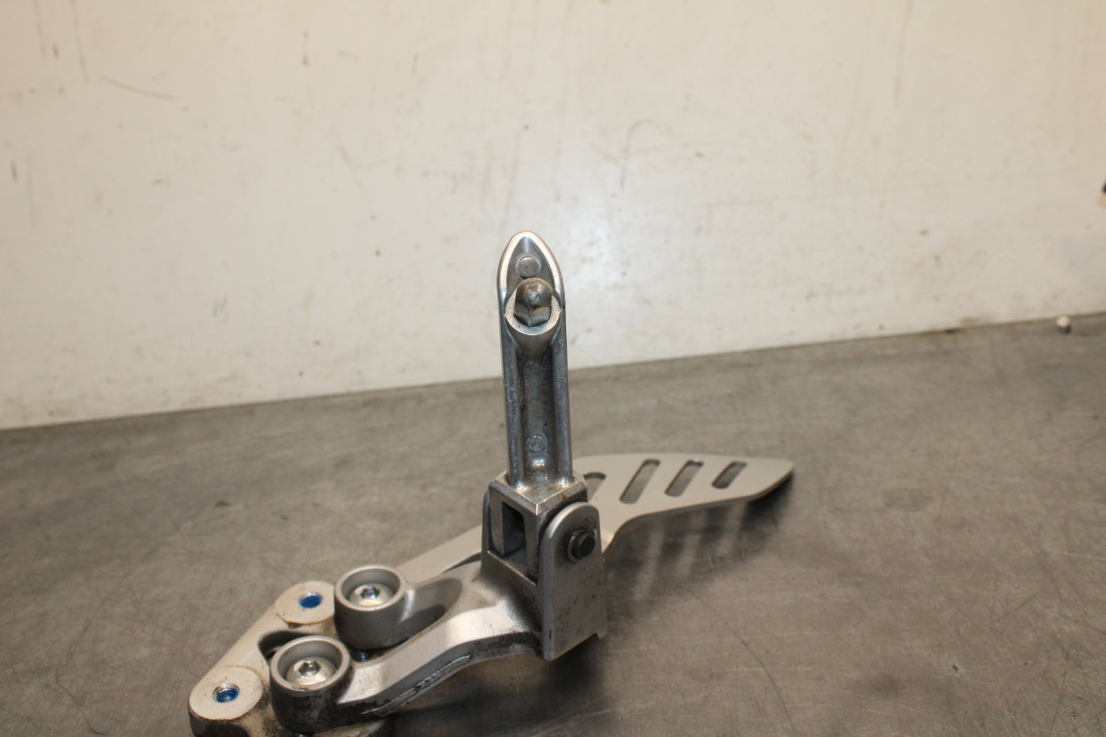 09 SUZUKI GSXR600 LEFT REARSET REAR SET DRIVER FOOT PEG REST STOP BB759