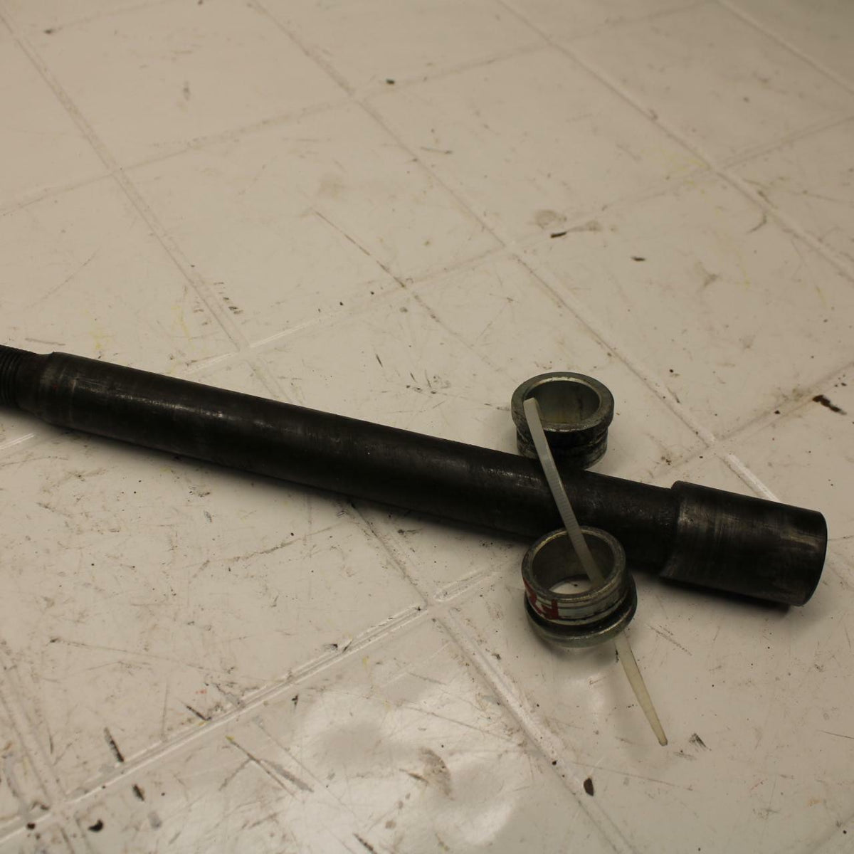 01-05 YAMAHA FZS1000 FRONT WHEEL RIM AXLE PIVOT BOLT BB10