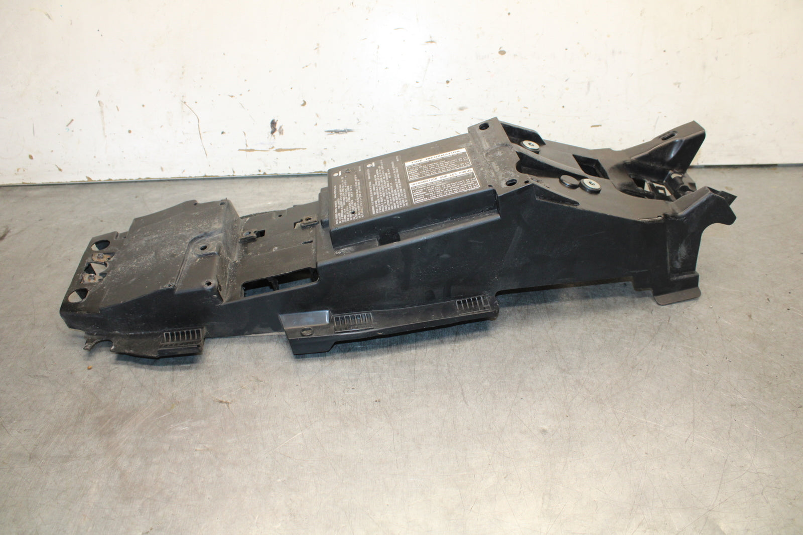 16-21 YAMAHA XSR900 REAR BACK TAIL UNDERTAIL BATTERY TRAY PLASTIC BB664