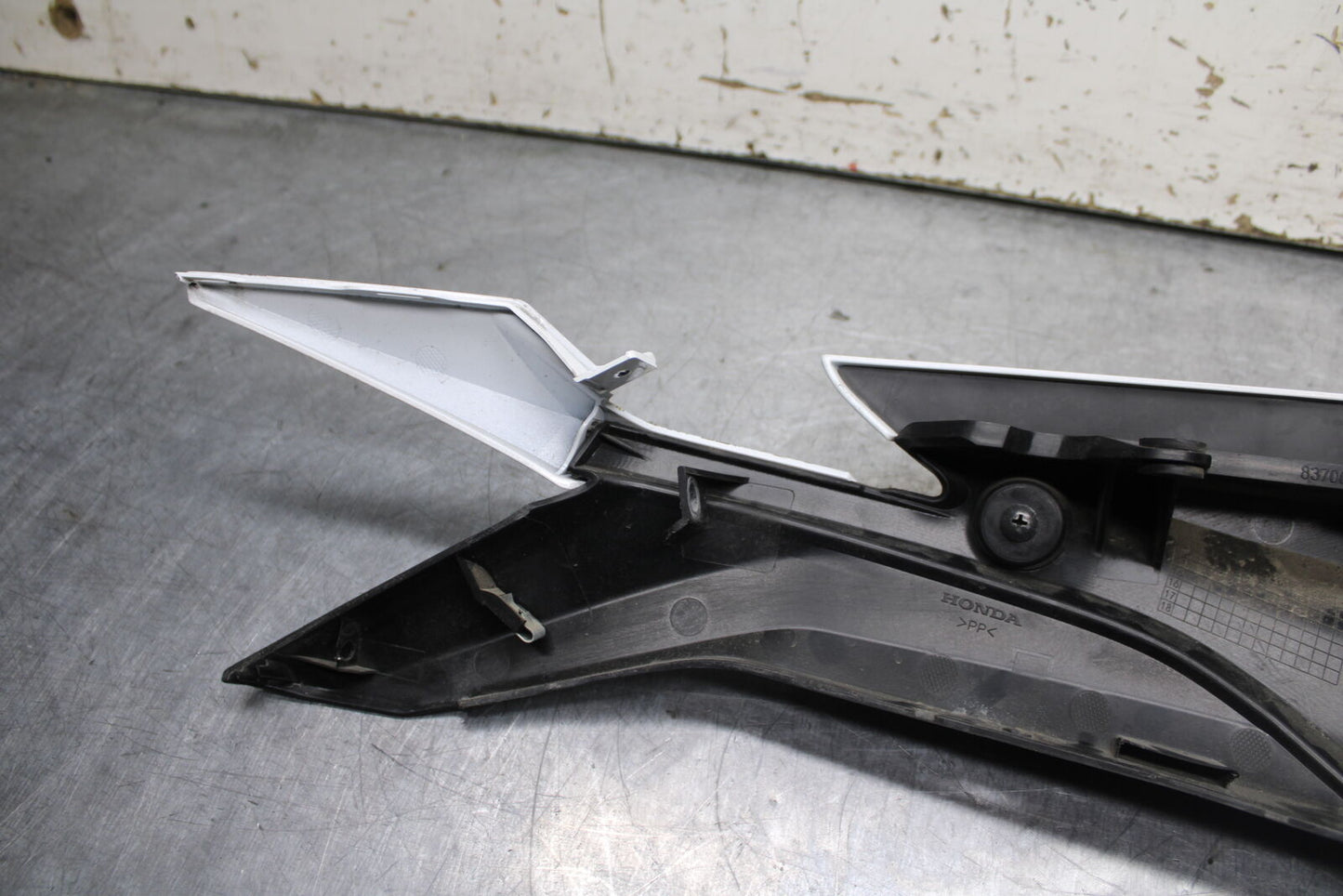 15-16 HONDA CB300F LEFT REAR BACK TAIL FAIRING COWL SHROUD BB740