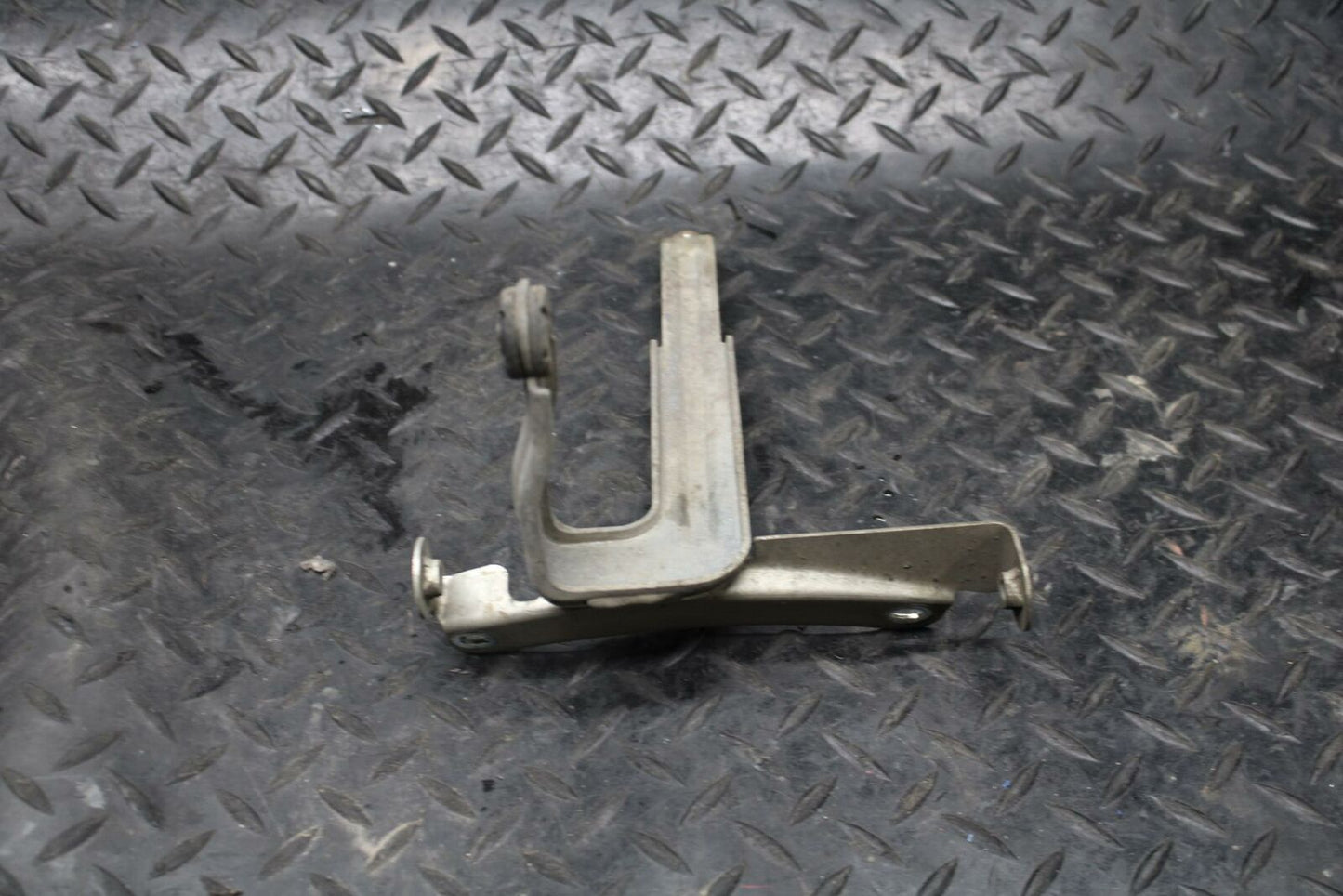 09-11 SUZUKI GSXR1000 OIL COOLER MOUNTING BRACKET MOUNT SUPPORT BB205