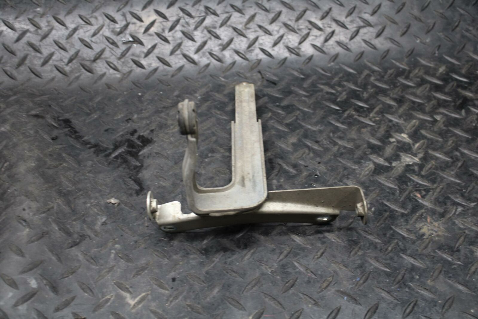 09-11 SUZUKI GSXR1000 OIL COOLER MOUNTING BRACKET MOUNT SUPPORT BB205