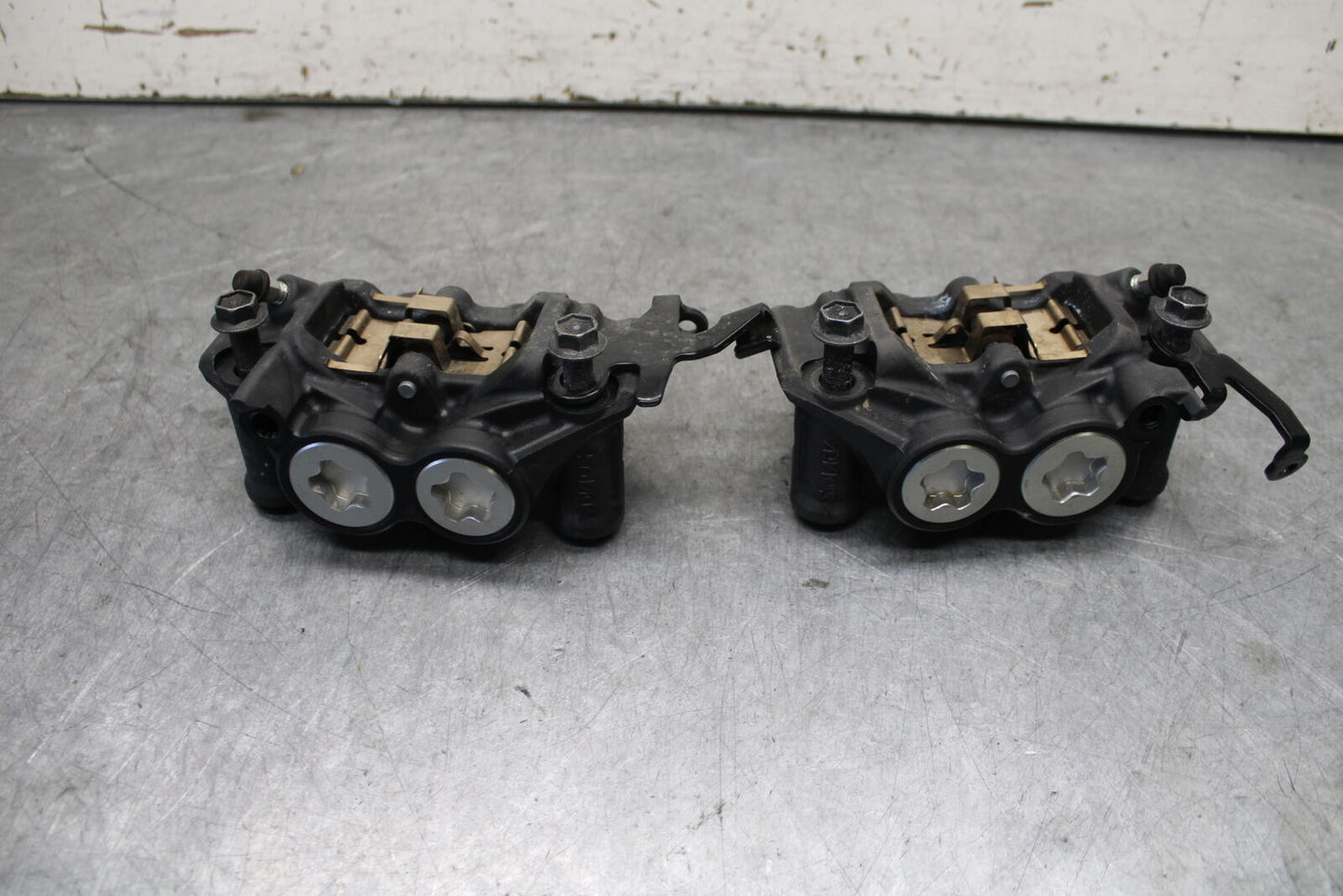 22-24 YAMAHA XSR900 RIGHT LEFT FRONT BRAKE CALIPER SET PAIR CALIPERS BB683