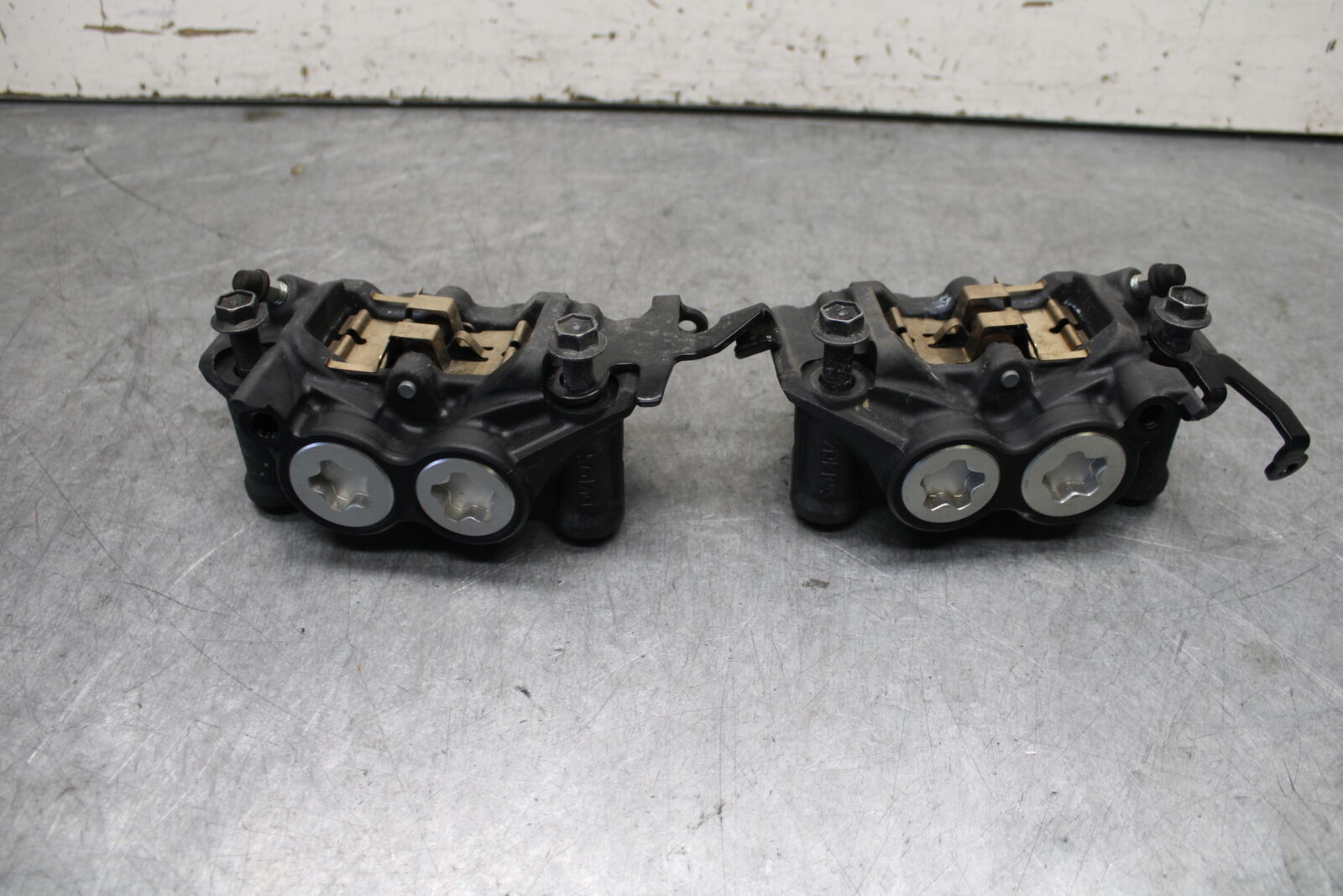 22-24 YAMAHA XSR900 RIGHT LEFT FRONT BRAKE CALIPER SET PAIR CALIPERS BB683