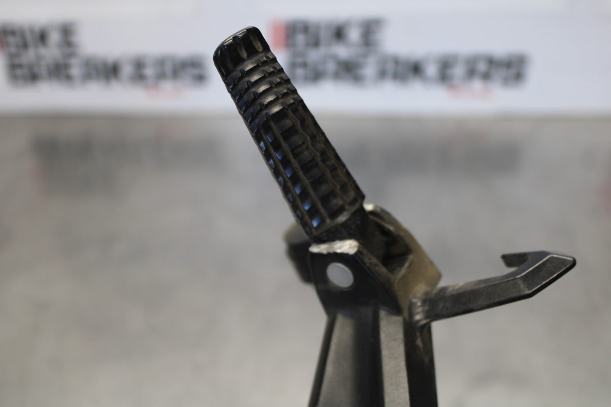 18 SUZUKI GSXR750 RIGHT REAR BACK PASSENGER PEG BB891