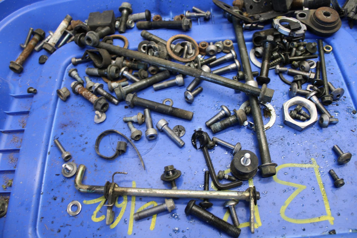 05 YAMAHA YZF R6S LEFTOVER MOUNTING BOLTS HARDWARE MOTOR SCREWS BB462