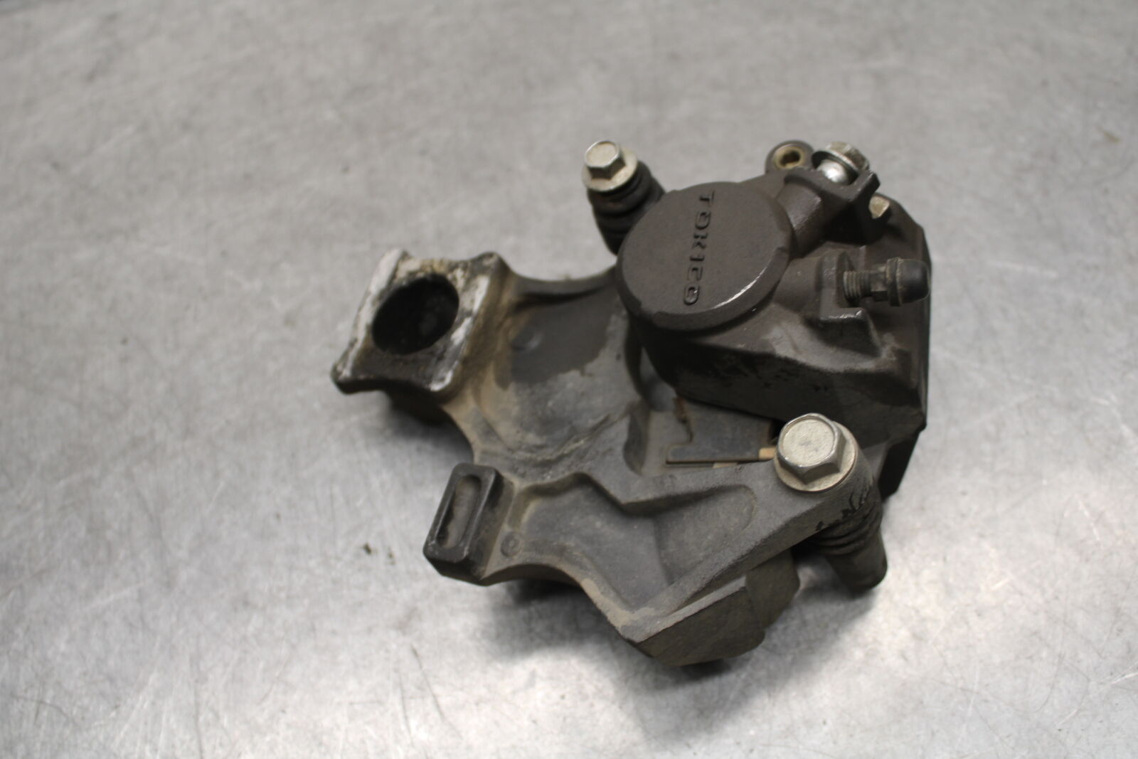 06-07 SUZUKI GSXR750 REAR BRAKE CALIPER W MOUNT BRACKET 69100-01H00-999  BB670