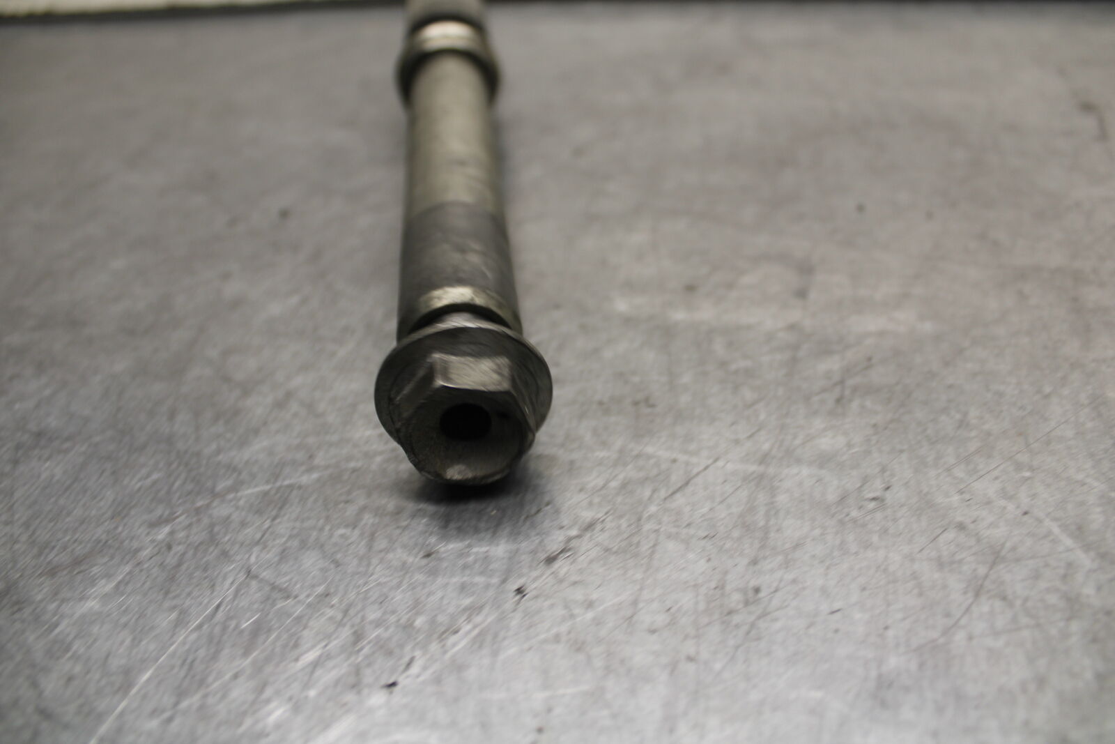 05-06 SUZUKI GSXR1000 FRONT WHEEL RIM AXLE PIVOT BOLT 54711-41G00 BB677