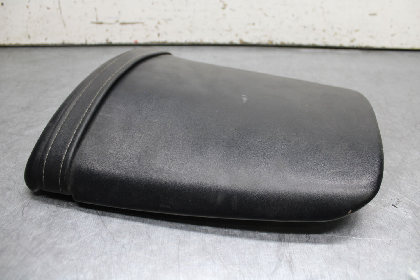 05-06 HONDA CBR600RR REAR BACK PASSENGER TANDEM SEAT PAD SADDLE PILLION BB727