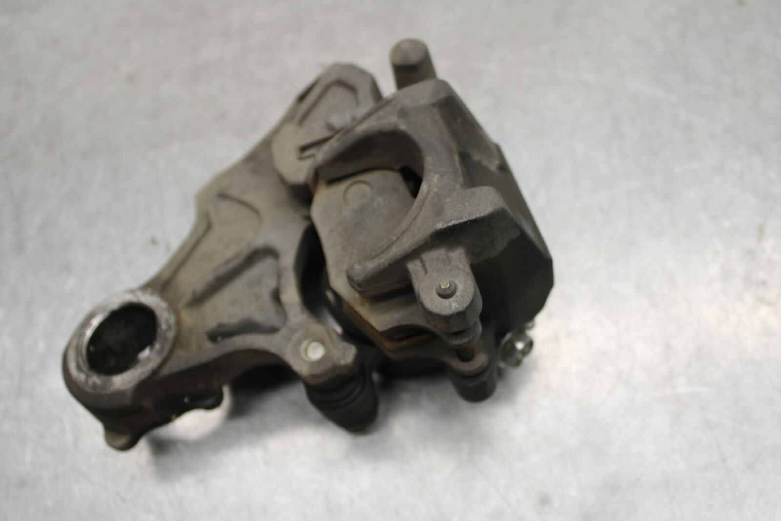06-07 SUZUKI GSXR750 REAR BRAKE CALIPER W MOUNT BRACKET 69100-01H00-999  BB670