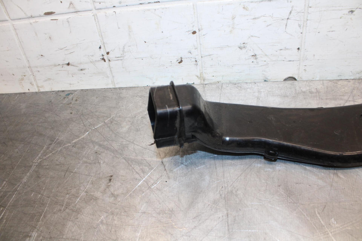 21 HUSQVARNA VITPILEN 401 RAM AIR INTAKE TUBE DUCT BB467