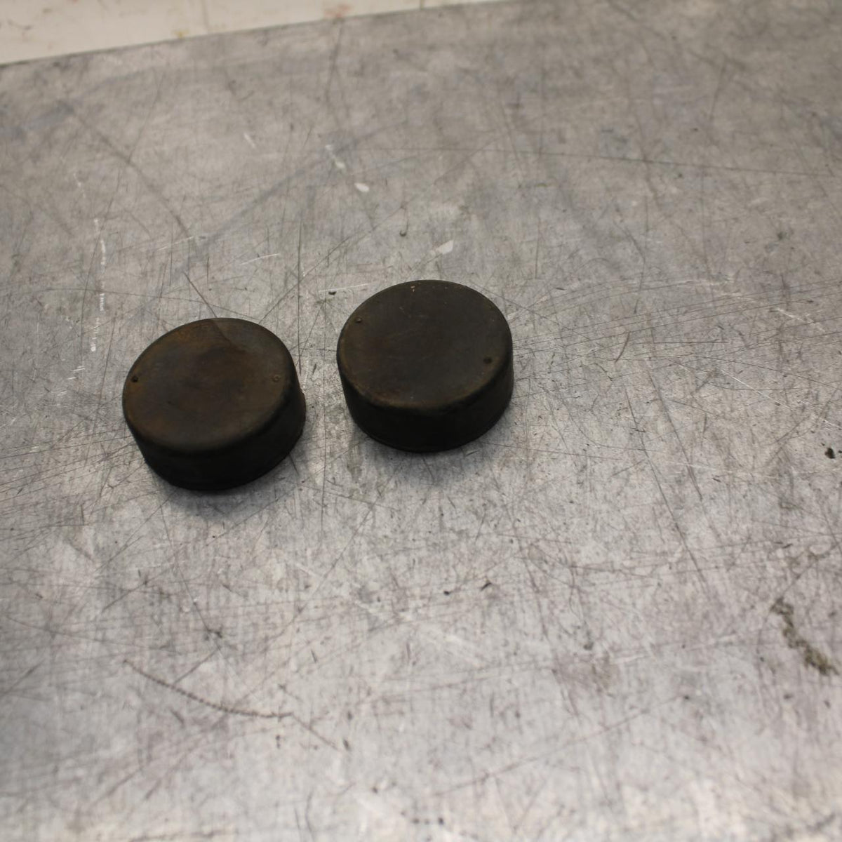 75 SUZUKI GT 550 GAS TANK FUEL MOUNTING RUBBER  BB72