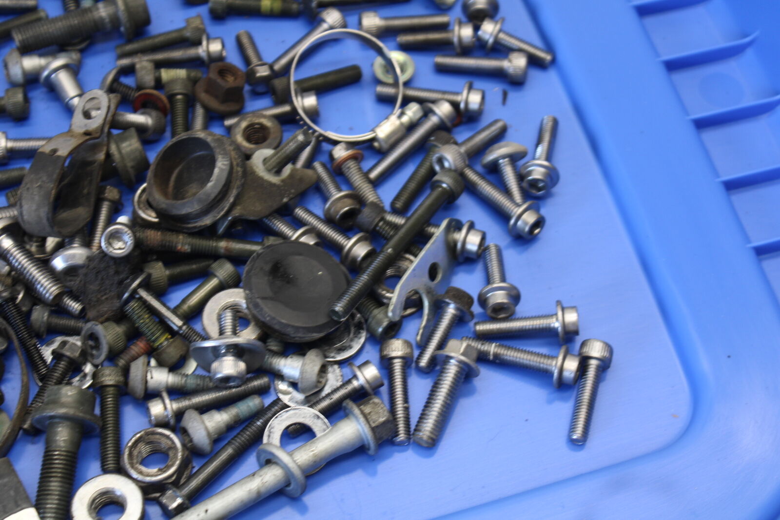 08-09 YAMAHA YZF R6S MOUNTING BOLTS HARDWARE MOTOR SCREWS BB690