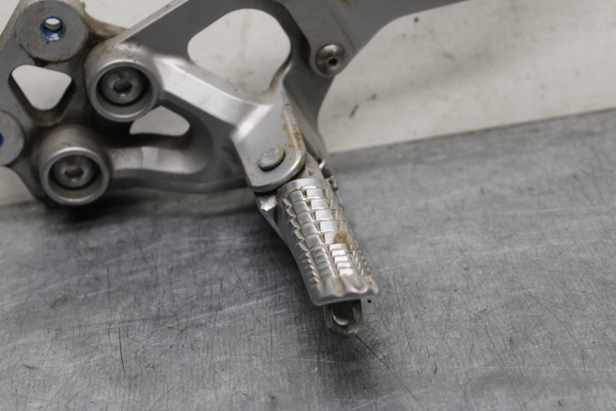 09 SUZUKI GSXR600 LEFT REARSET REAR SET DRIVER FOOT PEG REST STOP BB759