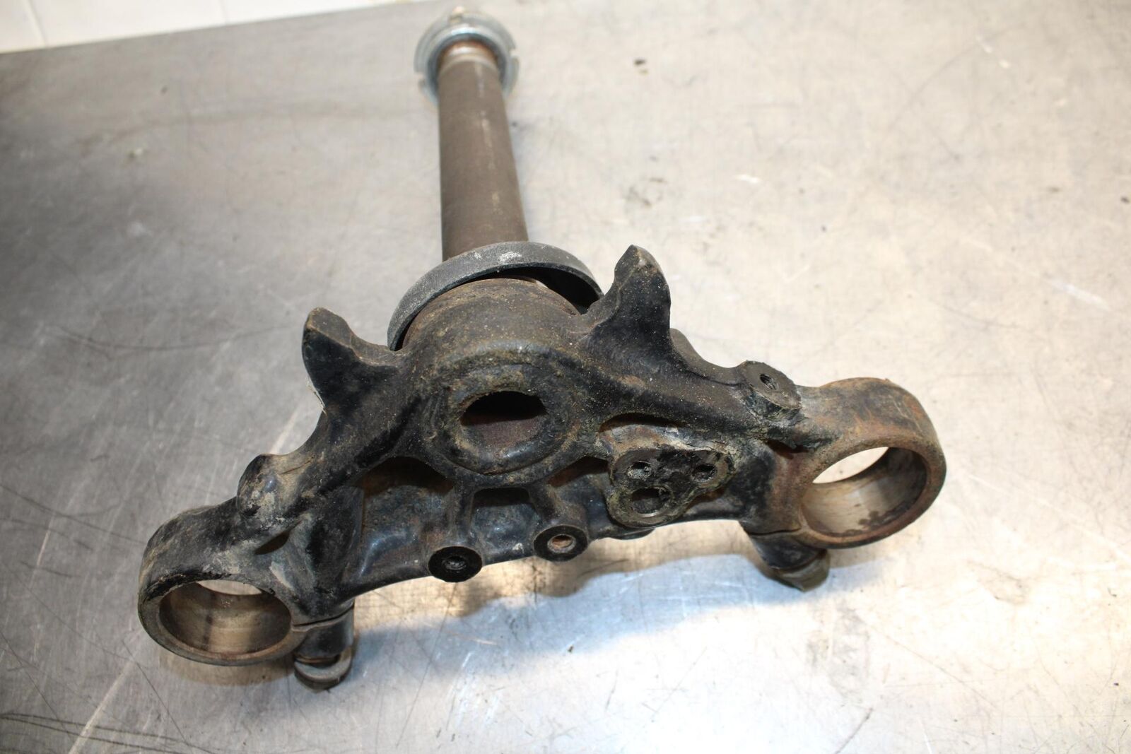 75 SUZUKI GT 550 FRONT FORKS CLAMP LOWER TRIPLE TREE STEM BB72