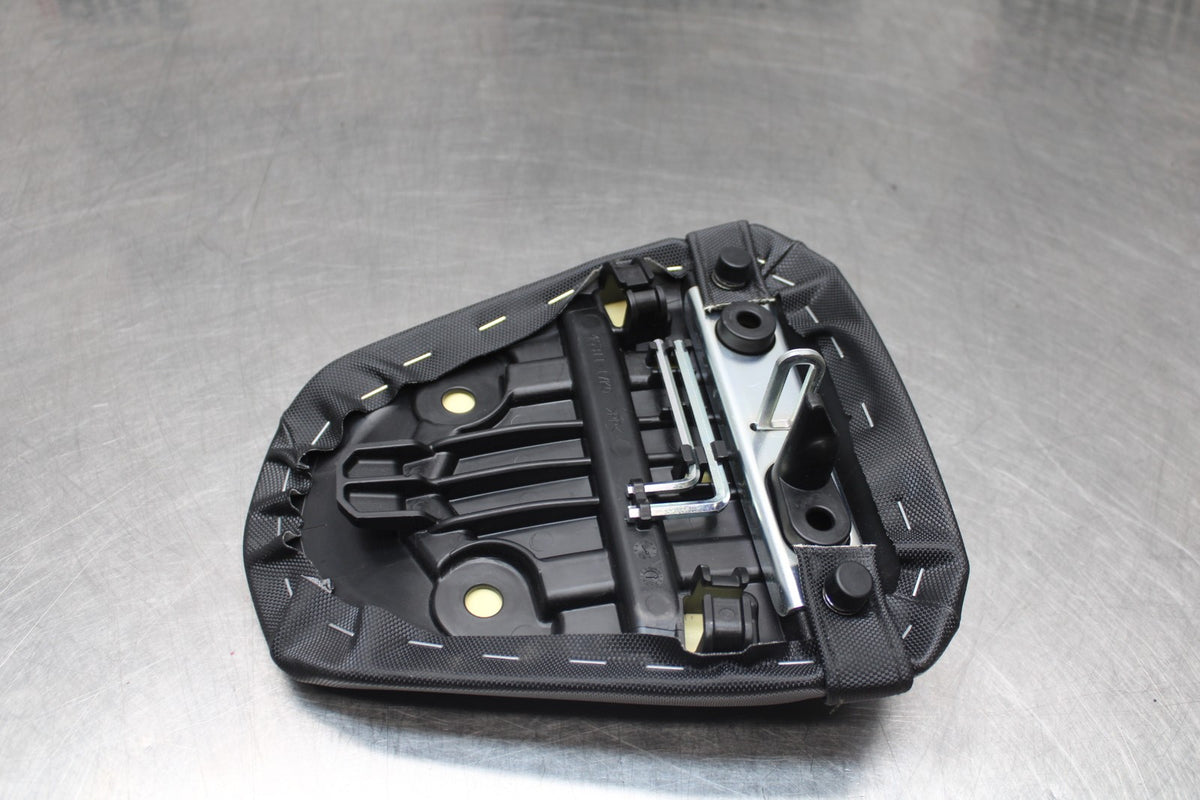 18 SUZUKI GSXR1000 REAR BACK PASSENGER TANDEM SEAT PAD SADDLE PILLION BB642