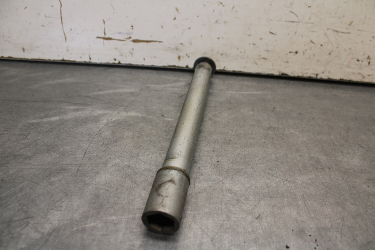 05-06 HONDA CBR600RR FRONT WHEEL RIM AXLE PIVOT BOLT 44301-MEE-D00 BB655