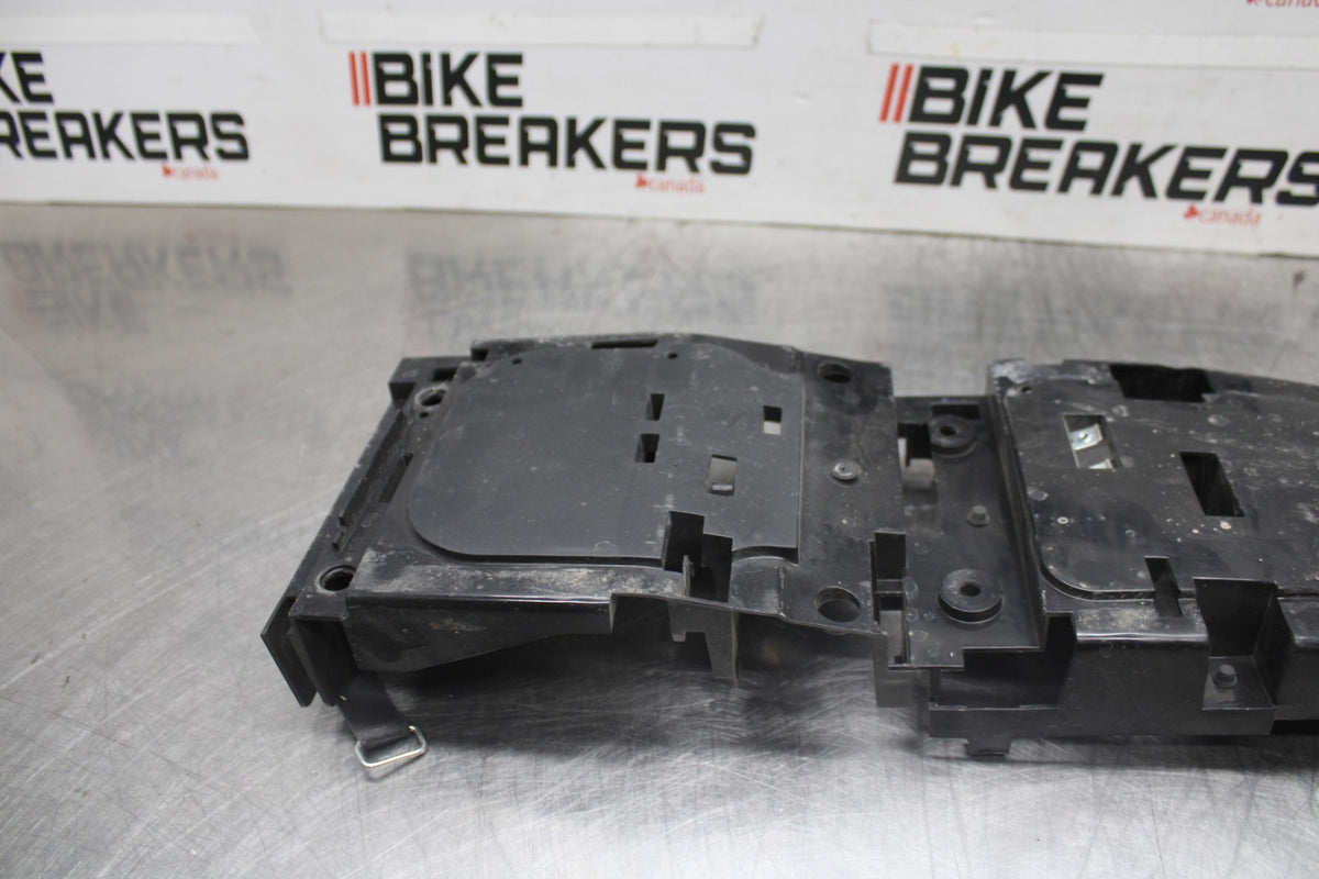 08-16 YAMAHA YZF R6 REAR BACK TAIL UNDERTAIL BATTERY TRAY PLASTIC BB929