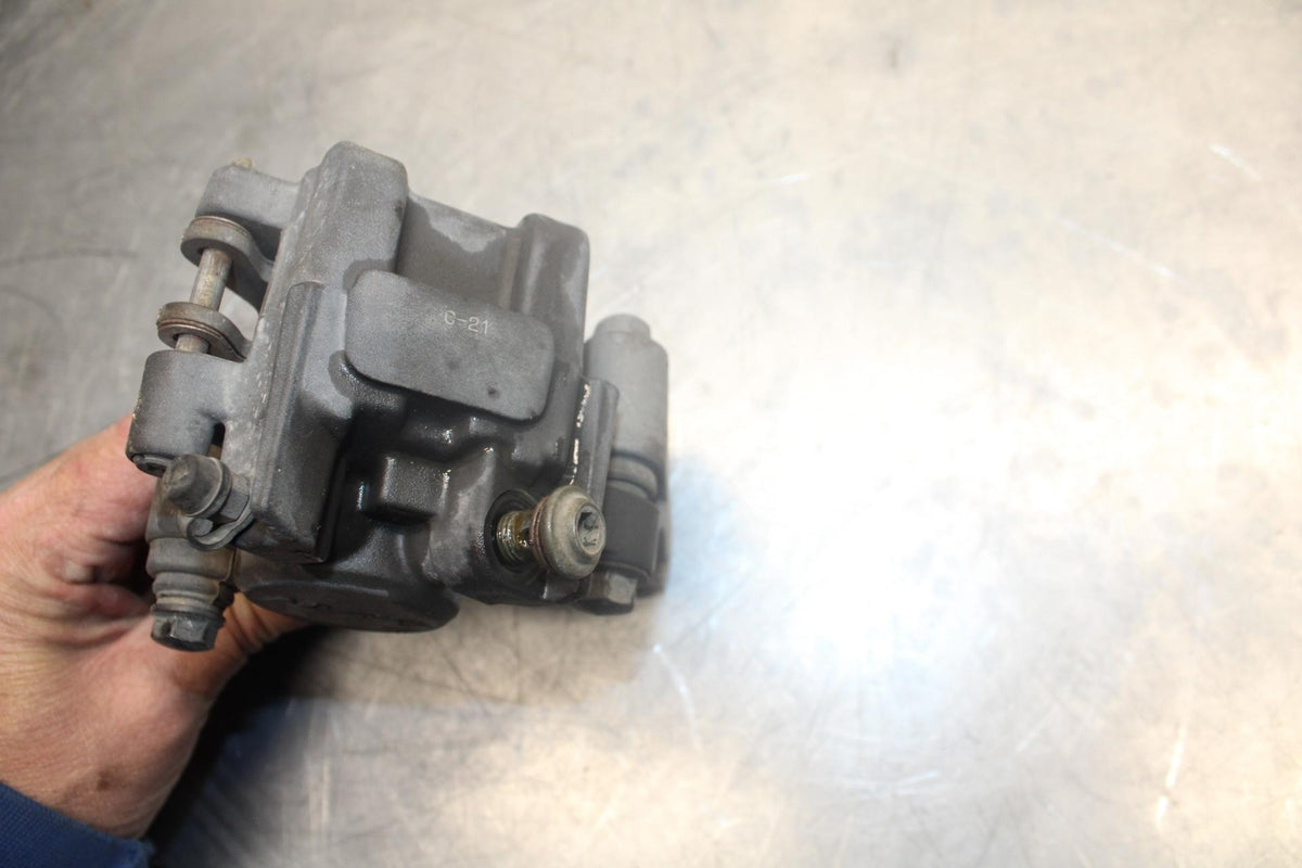 05 YAMAHA YZF R6S REAR BACK BRAKE CALIPER W MOUNT BRACKET BB462
