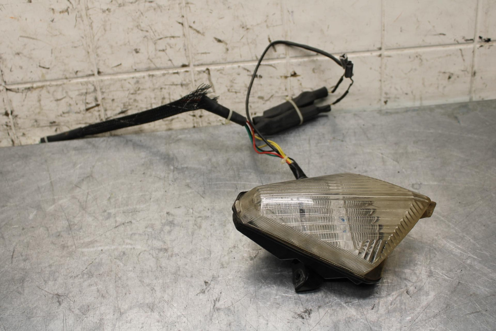 2007 Yamaha YZF R1 REAR TAIL TAILLIGHT BACK BRAKE LIGHT 4C8-84710-10-00 BB575