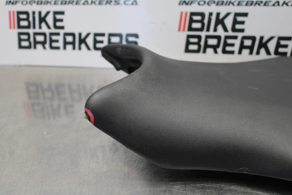 06-07 YAMAHA YZF R6 FRONT DRIVERS SEAT PAD SADDLE PILLION BB763
