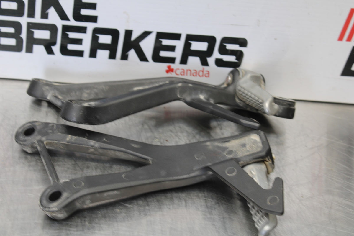 24-25 KAWASAKI NINJA ZX4R REAR BACK PASSENGER PEG SET PAIR BB174