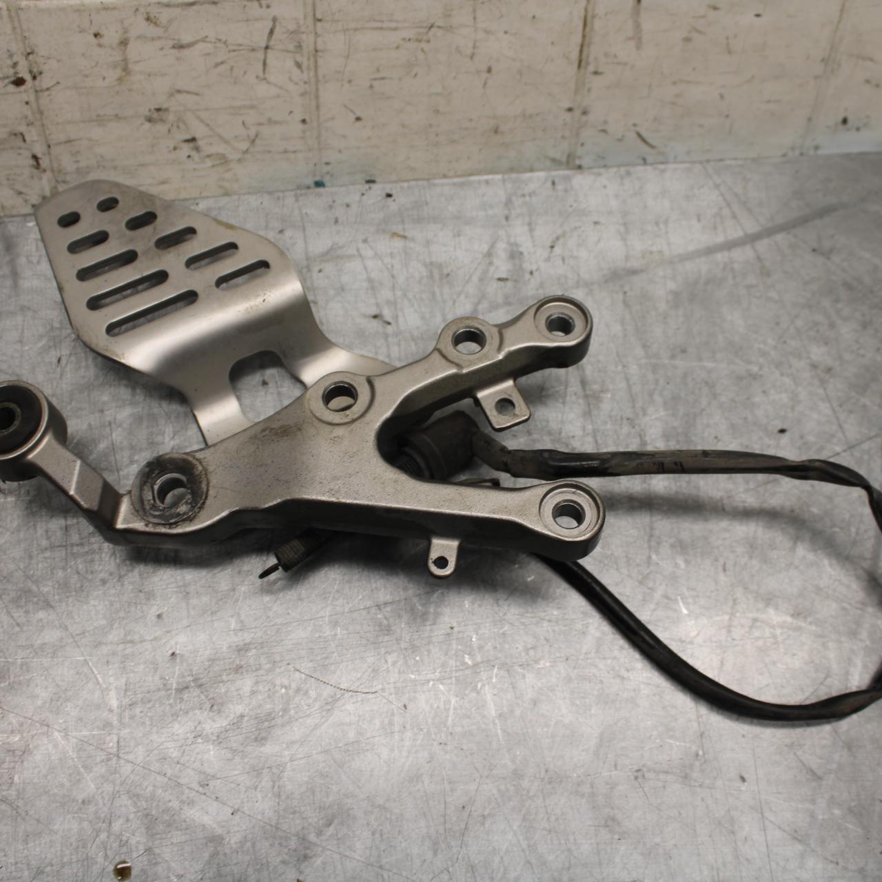 07 YAMAHA YZF R6 RIGHT REARSET REAR SET DRIVER FOOT PEG REST STOP BB495