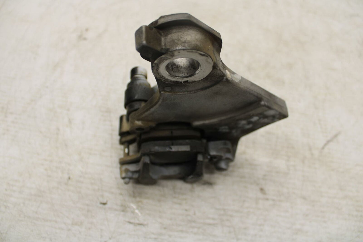 15 YAMAHA FZ09 REAR BACK BRAKE CALIPER W MOUNT BRACKET BB367