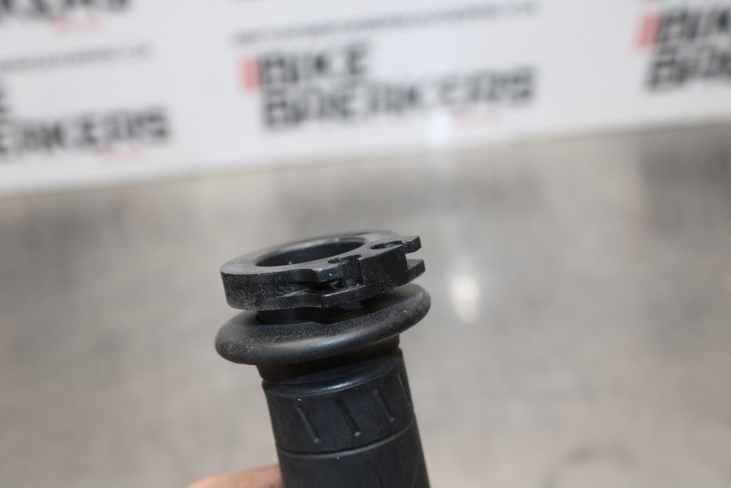 21-23 KAWASAKI NINJA ZX6R RIGHT THROTTLE TUBE & GRIPS BB179