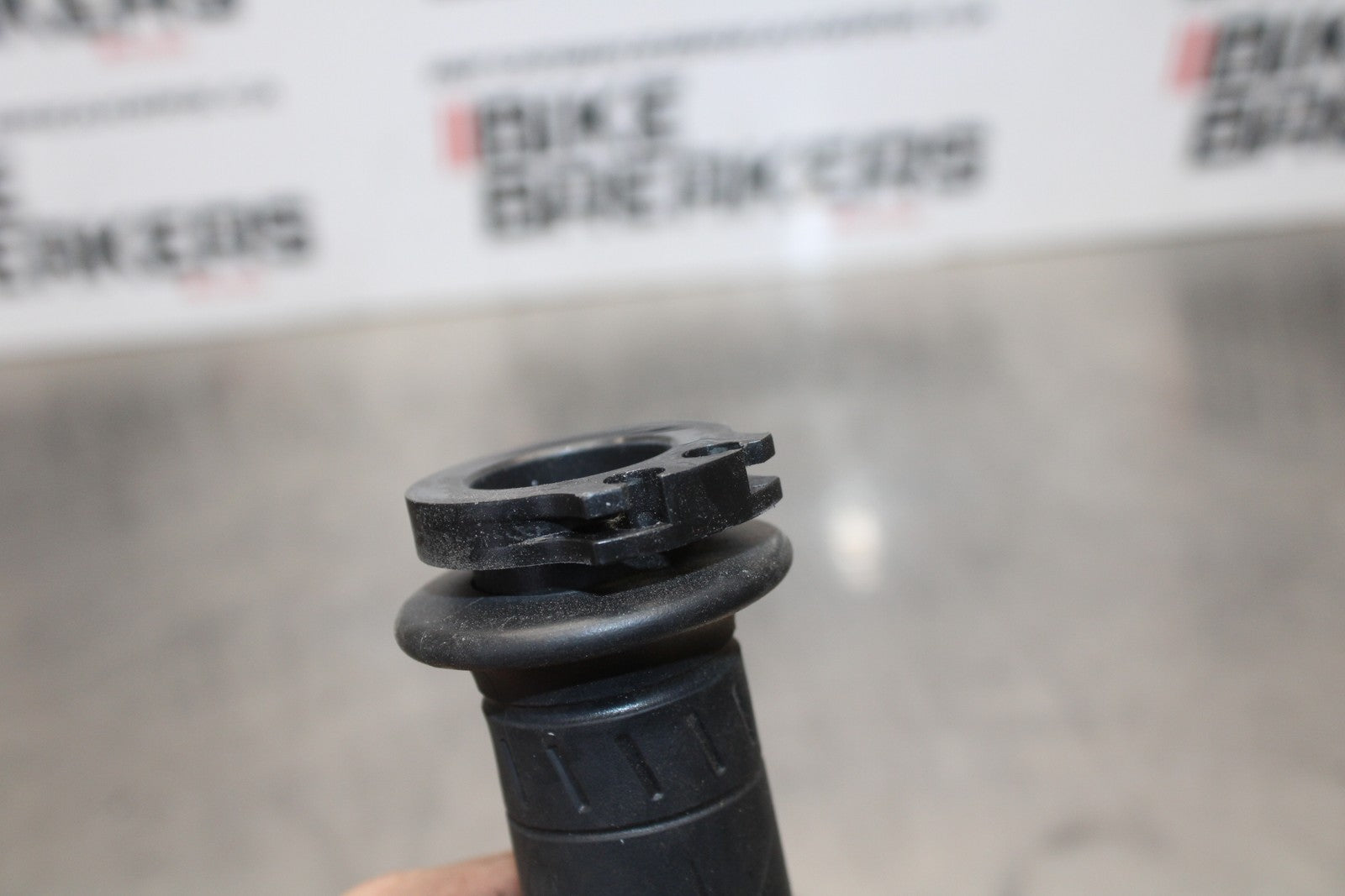 21-23 KAWASAKI NINJA ZX6R RIGHT THROTTLE TUBE & GRIPS BB179