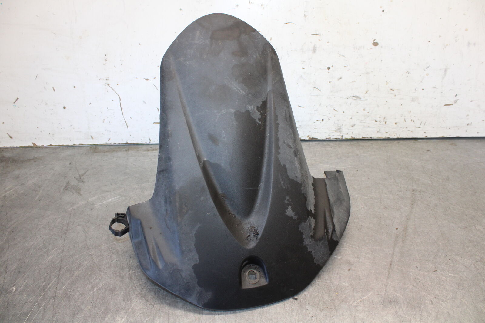 11-24 SUZUKI GSXR750 REAR BACK WHEEL TIRE HUGGER FENDER BB687