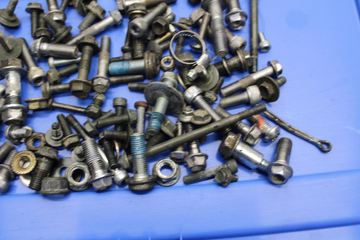 2001 Suzuki GSXR600  BOLTS HARDWARE MISCELLANEOUS SCREWS BB59