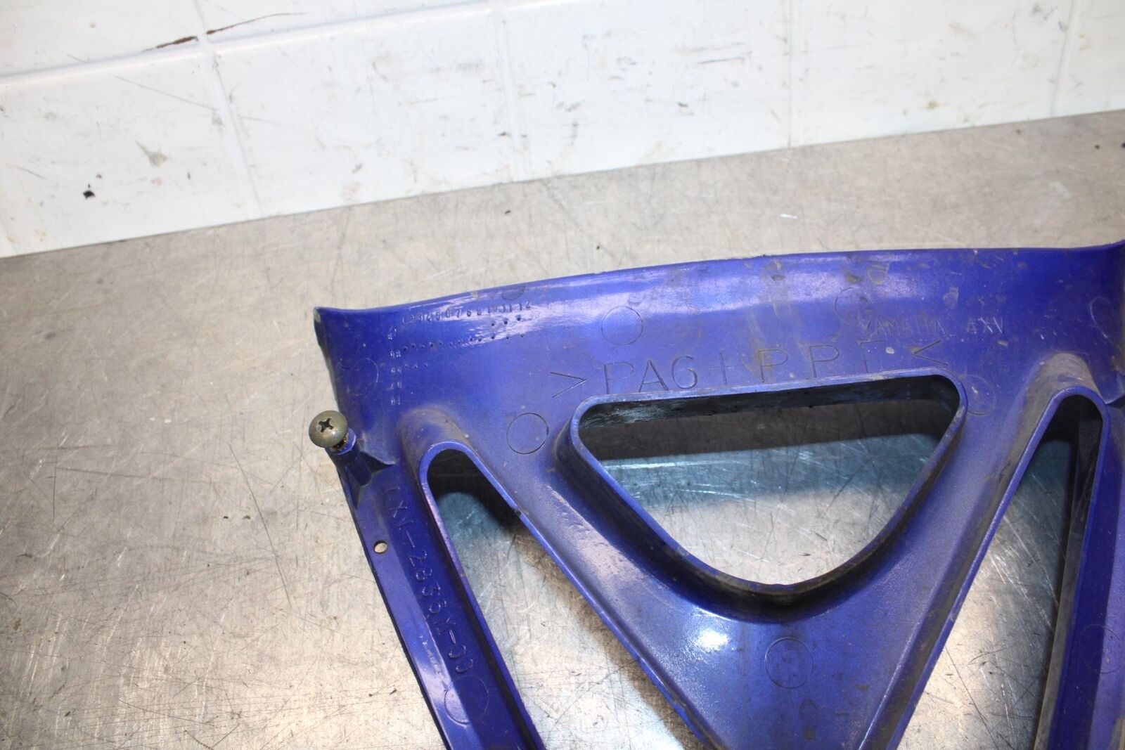 98-99 YAMAHA YZF R1 FRONT LOWER INNER EXHAUST V FAIRING COWL GUARD BB74
