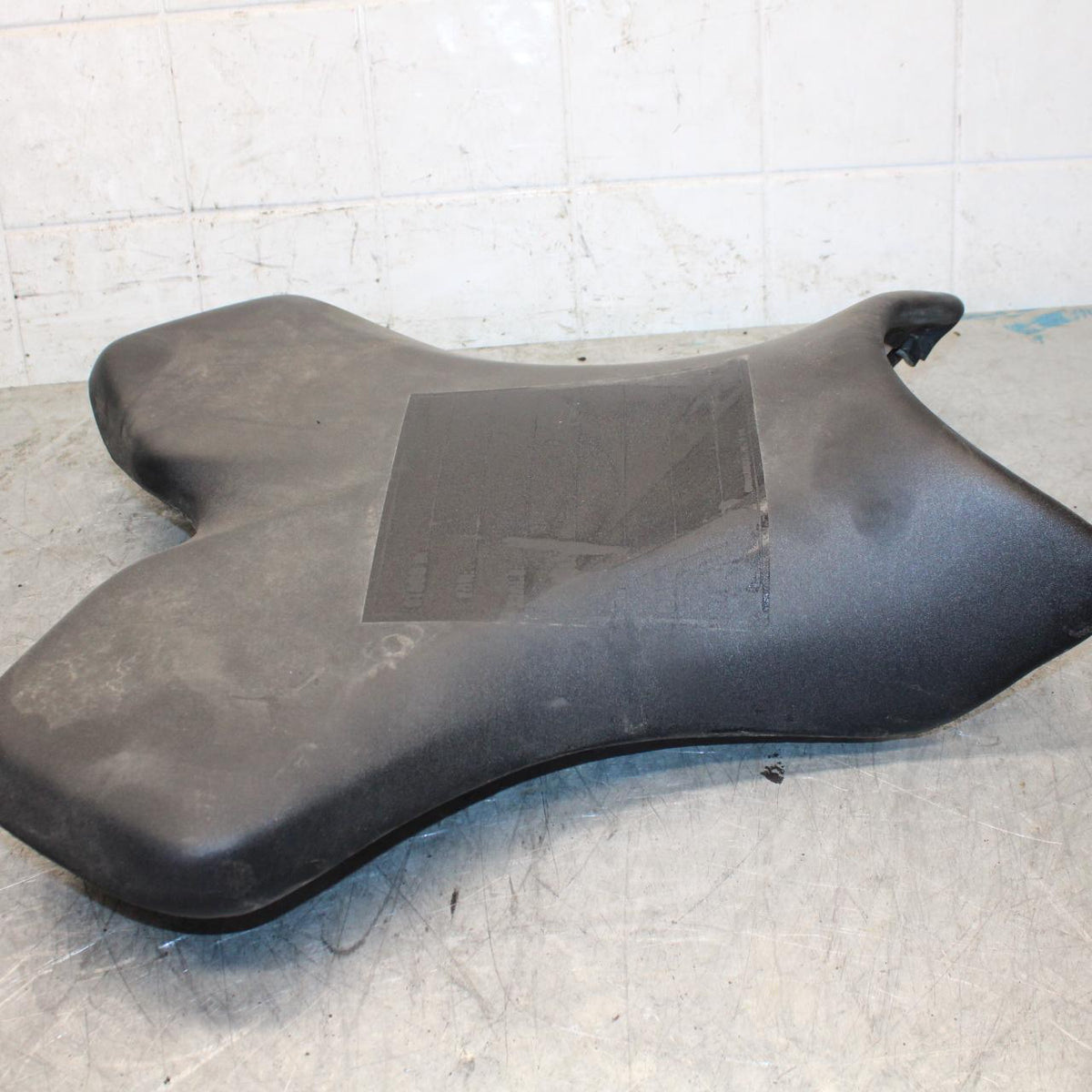 04-06 YAMAHA YZF R1 FRONT DRIVERS SEAT PAD SADDLE PILLION 5VY-24710-00-00 BB432