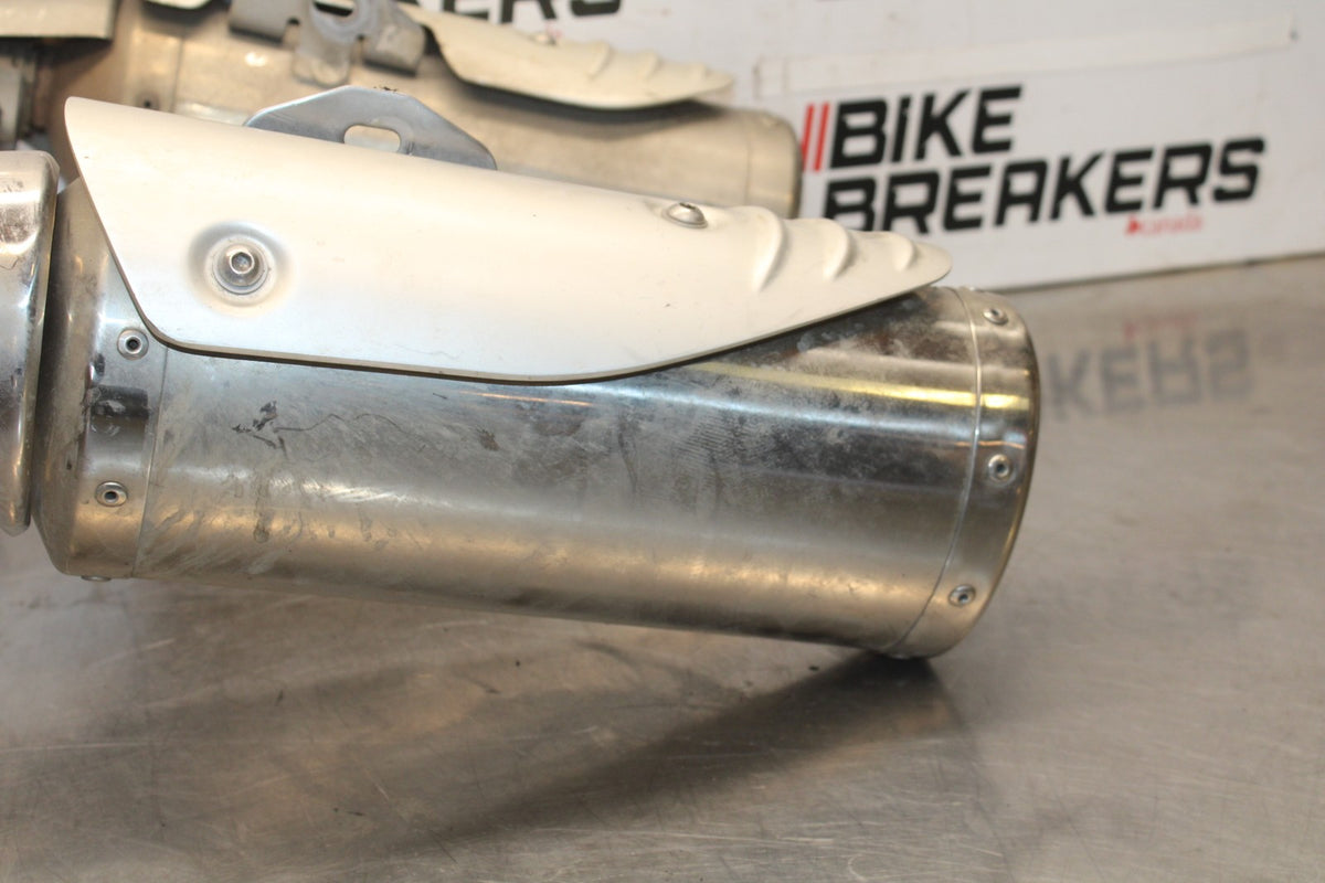 05-08 TRIUMPH SPEED TRIPLE 1050 EXHAUST PIPE MUFFLER SLIP ON SILENCER SET BB933