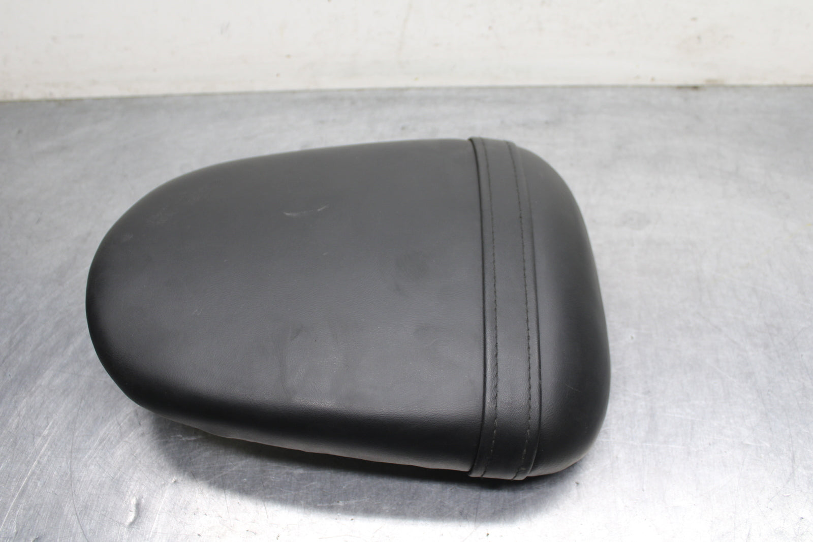 09 SUZUKI GSXR600 REAR BACK PASSENGER TANDEM SEAT PAD SADDLE PILLION BB759