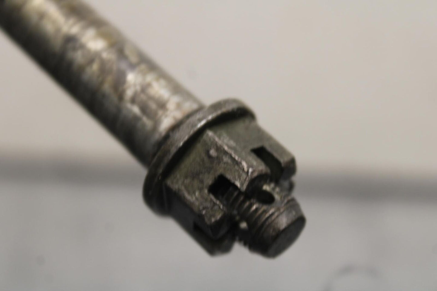 04-09 SUZUKI GS 500 FH GS500F FRONT WHEEL RIM AXLE PIVOT BOLT BB97