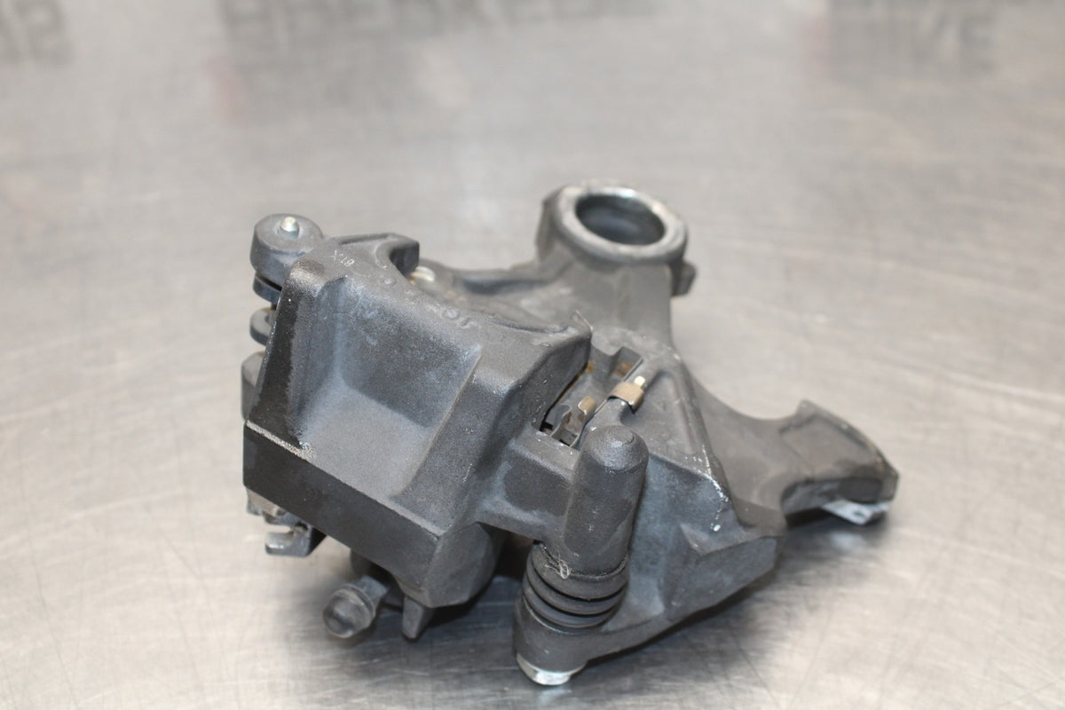 08-10 SUZUKI GSXR 600 REAR BACK BRAKE CALIPER W MOUNT BRACKET BB803