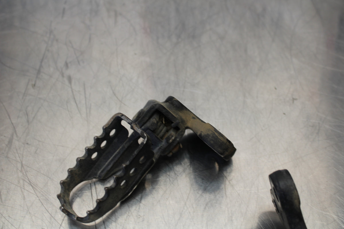 19 YAMAHA TTR230 LEFT RIGHT FOOT RESTS PEGS  BB146
