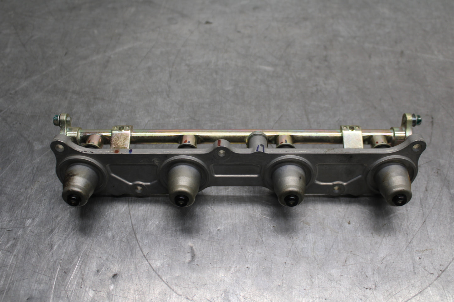 03-04 HONDA CBR600RR SECONDARY FUEL INJECTORS TOP AIRBOX GAS RAIL BB127