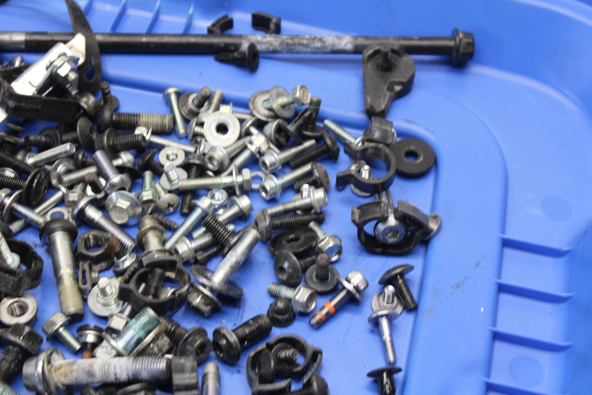 22-24 YAMAHA XSR900 MOUNTING BOLTS HARDWARE MOTOR SCREWS BB683