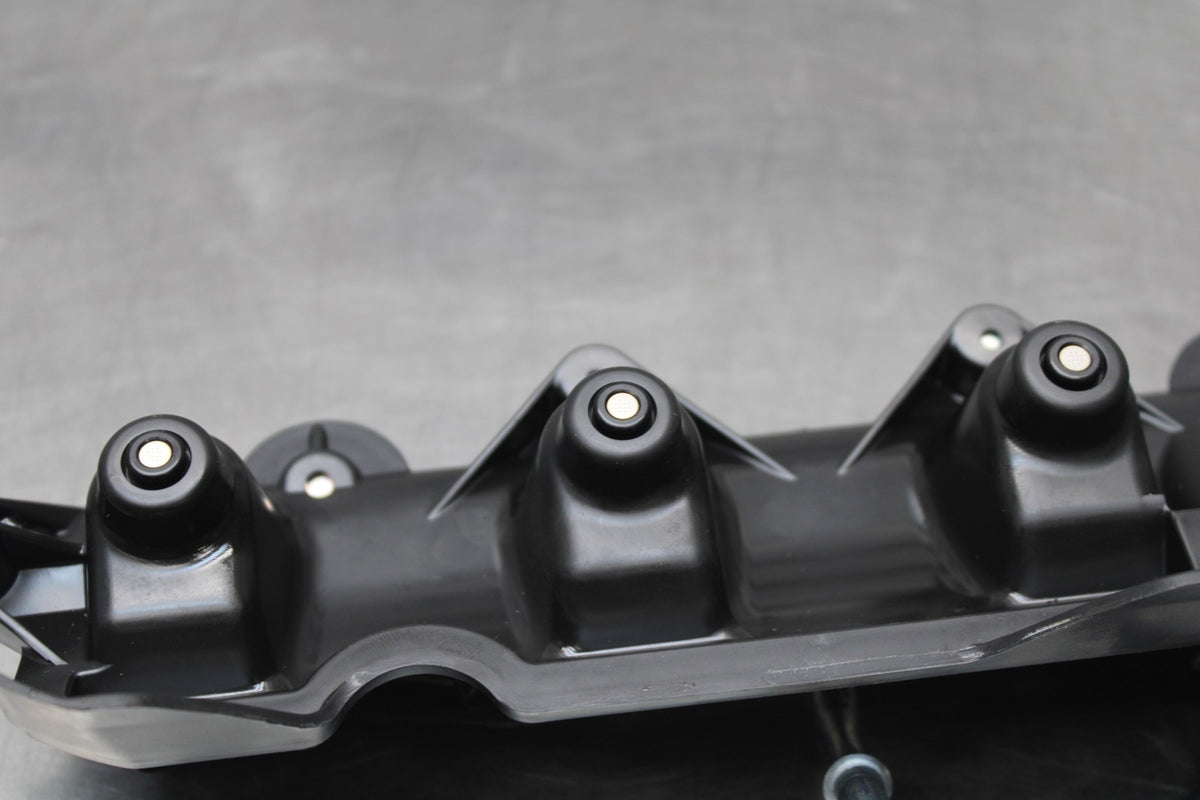 08-16 YAMAHA YZF R6 SECONDARY FUEL INJECTORS TOP AIRBOX GAS RAIL BB856