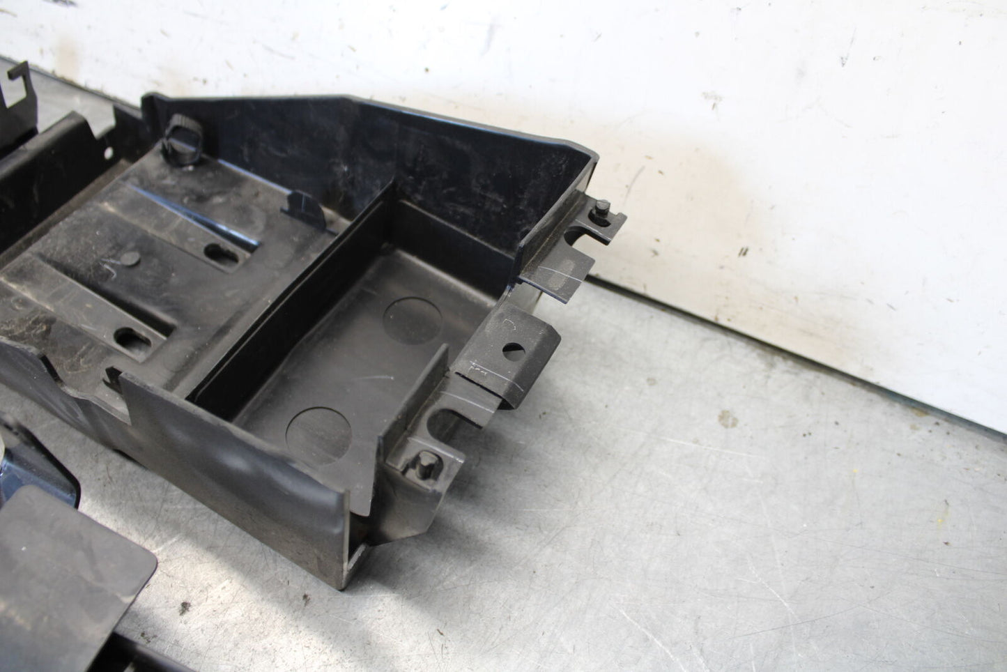 18-23 KAWASAKI NINJA 400 REAR BACK TAIL UNDERTAIL BATTERY TRAY PLASTIC BB660