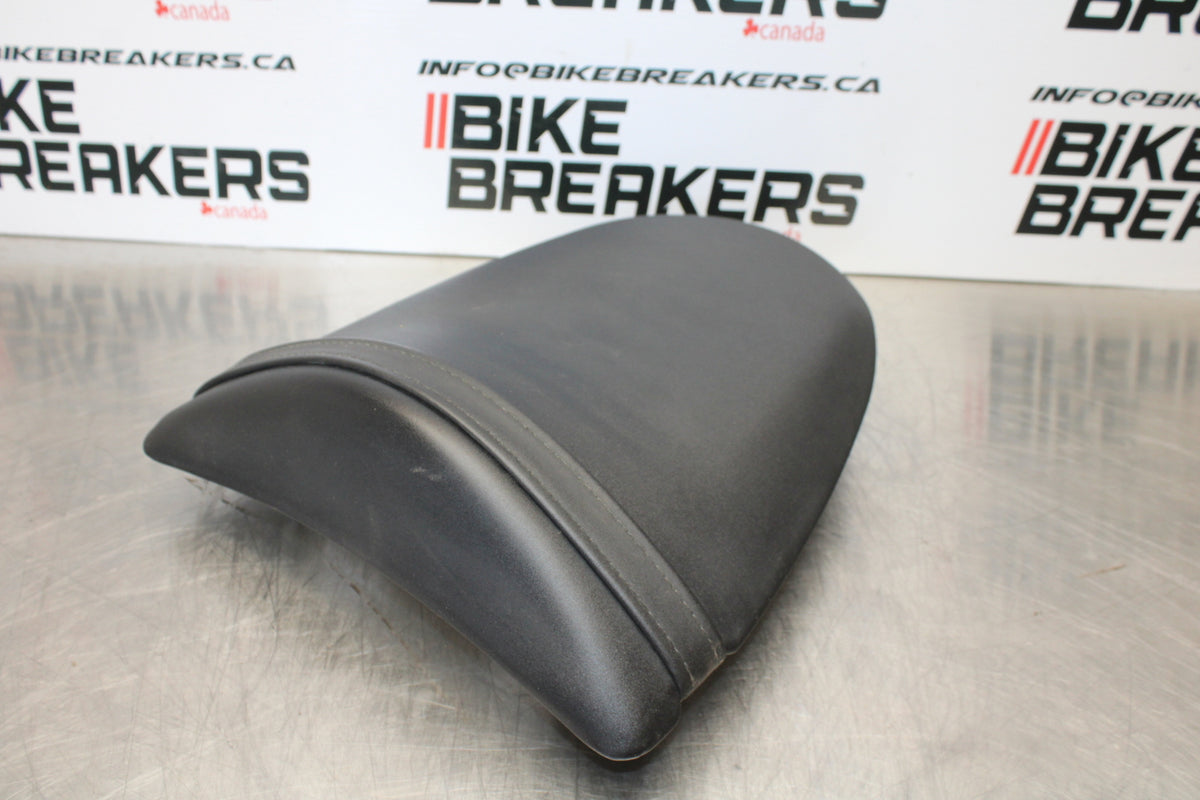 03-06 KAWASAKI Z1000 REAR BACK PASSENGER TANDEM SEAT PAD SADDLE PILLION BB164