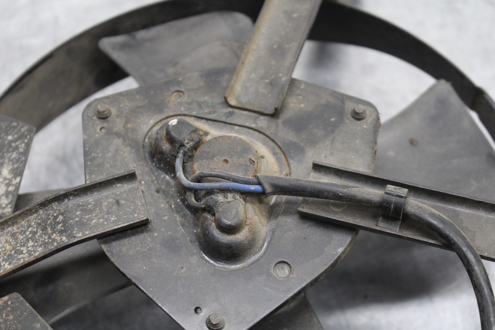 93-94 KAWASAKI NINJA ZX7R ENGINE RADIATOR COOLING FAN BB122