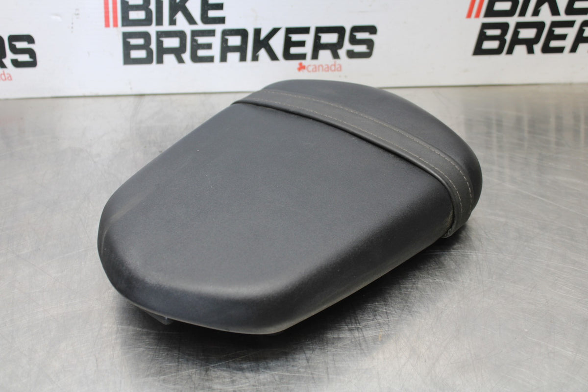 06-07 SUZUKI GSXR 600 REAR BACK PASSENGER TANDEM SEAT PAD SADDLE PILLION BB178