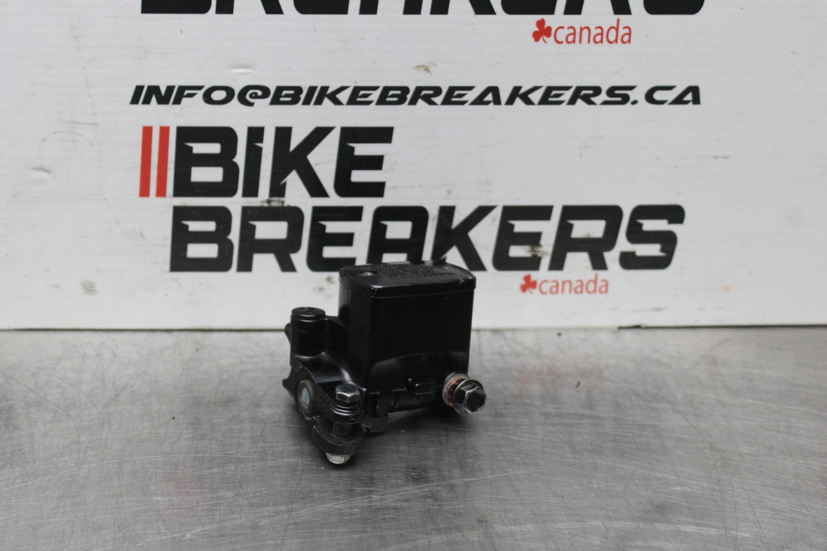 23 YAMAHA YZF R3 FRONT BRAKE MASTER CYLINDER BB806